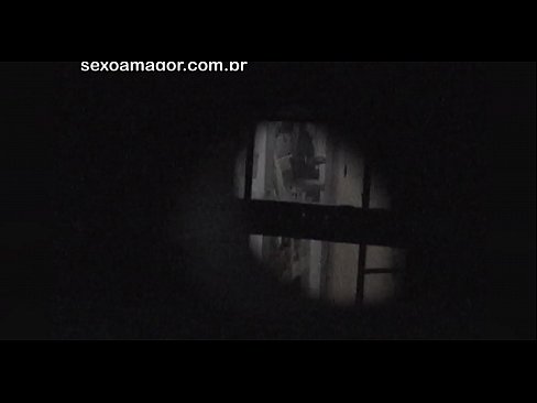 ❤️ ブロンドが空洞のレンガの後ろに隠れた近所の盗撮犯に密かにビデオ撮影される ️❌ ロシアポルノ ❌️